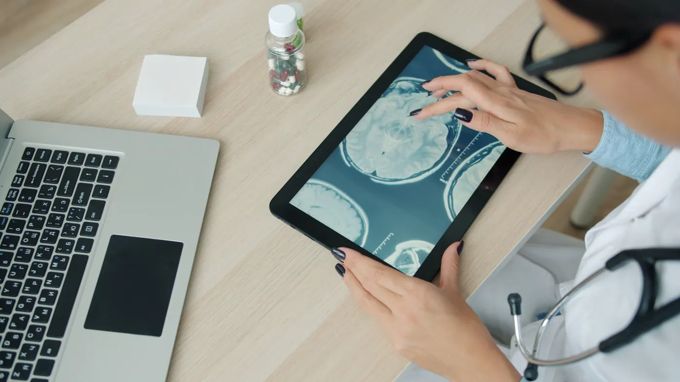 Profissional analisando imagem médica em dispositivo digital